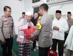 Usai Sholat Dzuhur Kapolres Jakbar Serahkan Bantuan ke Masjid Baiturrohman