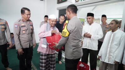 Usai Sholat Dzuhur Kapolres Jakbar Serahkan Bantuan ke Masjid Baiturrohman