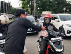 Sinergi Anggota PWI dan Aparat, Berbagi Takjil untuk Pengendara di Kalideres