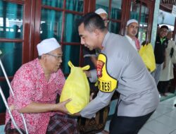 Safari Ramadhan, Kapolres Jakbar Bagikan Sembako ke Pengurus Masjid Jami Al Maghfiroh