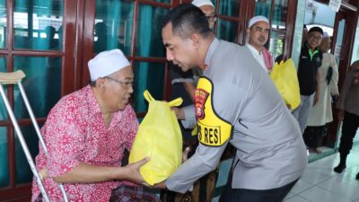 Safari Ramadhan, Kapolres Jakbar Bagikan Sembako ke Pengurus Masjid Jami Al Maghfiroh
