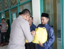 Kapolres Jakbar Berbagi Sembako dari Masjid ke Masjid