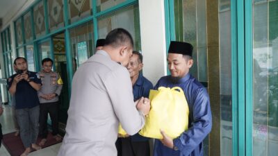 Kapolres Jakbar Berbagi Sembako dari Masjid ke Masjid
