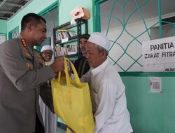 Safari Ramadhan, Kapolres Jakarta Barat Bagikan Sembako di Cengkareng