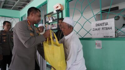 Safari Ramadhan, Kapolres Jakarta Barat Bagikan Sembako di Cengkareng