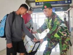 Personil TNI Korem 081/DSJ Bantu Pemudik di Stasiun Kota Madiun Tuai Pujian