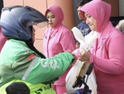 Berkah Ramadhan, Bhayangkari Polres Jakarta Barat Bagikan 750 Paket Sembako ke Ojeg Online