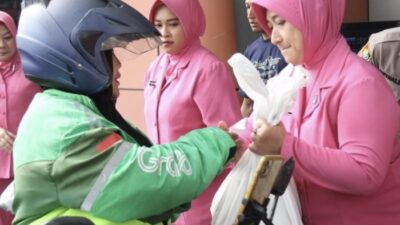 Berkah Ramadhan, Bhayangkari Polres Jakarta Barat Bagikan 750 Paket Sembako ke Ojeg Online
