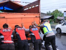 Kapolres Madiun Dorong Truck Mogok Arus Balik Lebaran Tuai Pujian