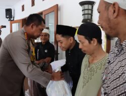 Usai Sholat Jumat Kapolres Jakbar Salurkan Bantuan di Masjid Al Balagh