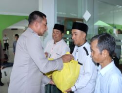 Marbot Masjid Nurul Falah Terima Bantuan dari Kapolres Jakarta Barat
