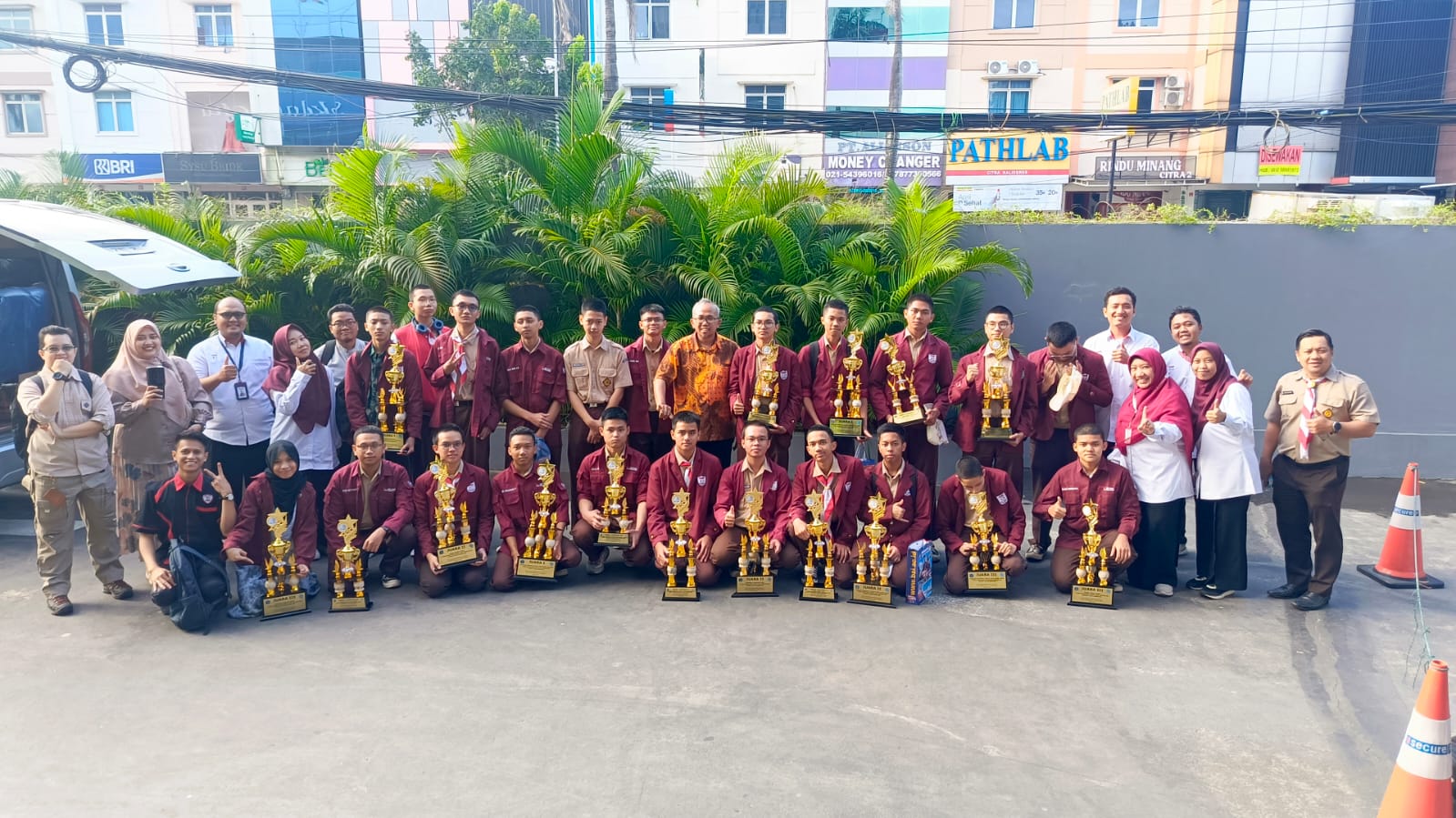 Foto bersama peserta LKS usai dapat Piagam penghargaan