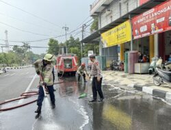 Satlantas Polres Lamongan Bersihkan Tumpahan Solar di Jl.Sugio