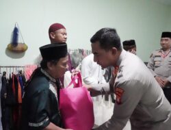Kapolres Metro Jakbar Gelar Jumat Keliling dan Bagi Bansos di Masjid Al Kamal