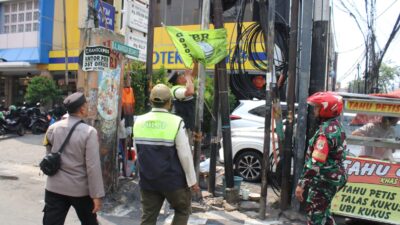 Polsek Tamansari Bersihkan Atribut Ormas