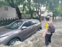 Hujan Deras Timbulkan Genangan Air, Anggota Polsek Kembangan Bantu Kendaraan Mogok