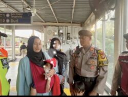 Tersesat, Ibu dan Tiga Anak Dibantu Polsek Grogol Petamburan Menuju Stasiun