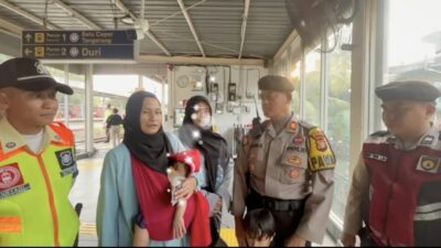 Tersesat, Ibu dan Tiga Anak Dibantu Polsek Grogol Petamburan Menuju Stasiun