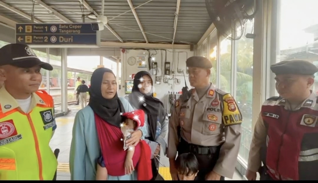 Anggota polsek Gropet bantu ibu dan anak antar ke terminal grogol