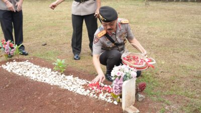 Hari Bhayangkara ke 79 Kakorsabhara Baharkam Polri Tabur&nbsp; Bunga di Taman Makam Pemuliaan Bogor