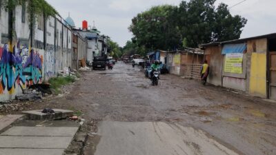 Jalan Rusak Berlumpur di Jakarta Barat Dikeluhkan Pengguna Jalan