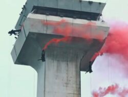 Puncak HUT Bhayangkara ke 79 Aksi Memukau Anggota Polri dari Pucuk Monas