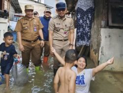 Camat & Lurah Kembangan Selatan Turun Gunung Bantu Warga Terdampak Banjir