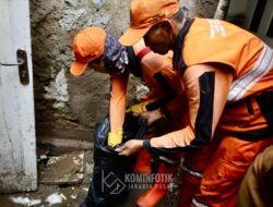 Petugas Gabungan Kelurahan Karet Tengsin Bersihkan Rumah Warga Usai Banjir
