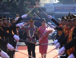 Tradisi Pedang Pora Sambut Sertijab Kapolres Madiun