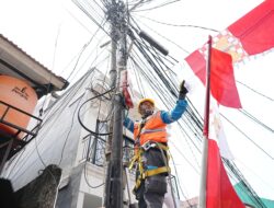 PLN Ajak Warga Jaga Jarak Aman Pasang Bendera dari Kabel Listrik