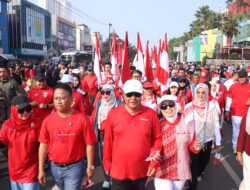 Ditjen Polpum Kemendagri dan Pemkot Depok Bagikan Bendera Merah Putih ke Warga