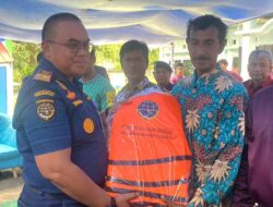 Ajak Masyarakat Bangun Budaya Keselamatan Pelayaran, Kemenhub Bagikan 230 Life Jacket