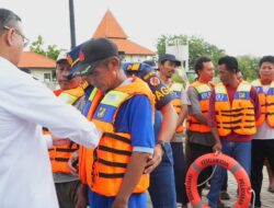 Kemenhub Bagikan 1.057 Life Jacket dan Terbitkan 2.120 E-Pass Kecil di Wilayah Jawa Timur