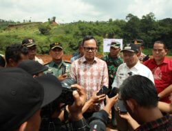 Wamendagri, Bima Arya Tinjau Pembangunan Kopdeskel di Desa Ciptasari Sumedang